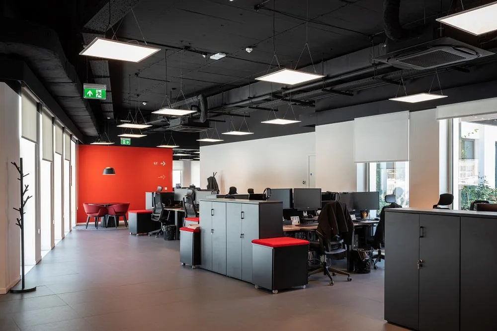 Espacio comercial con operacion e iluminacion funcional